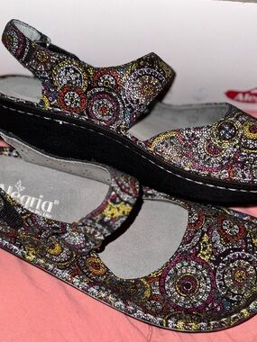 Alegria Women's Multicolor Metallic Circle Strap Sandal